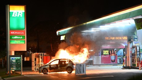Erneut Ausschreitungen von Bolsonaro-Anhängern in Brasilien: Mehrere Fahrzeuge brennen ab