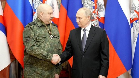 Liveticker Ukraine-Krieg: Putin verleiht General Surowikin Russlands höchste Militärauszeichnung
