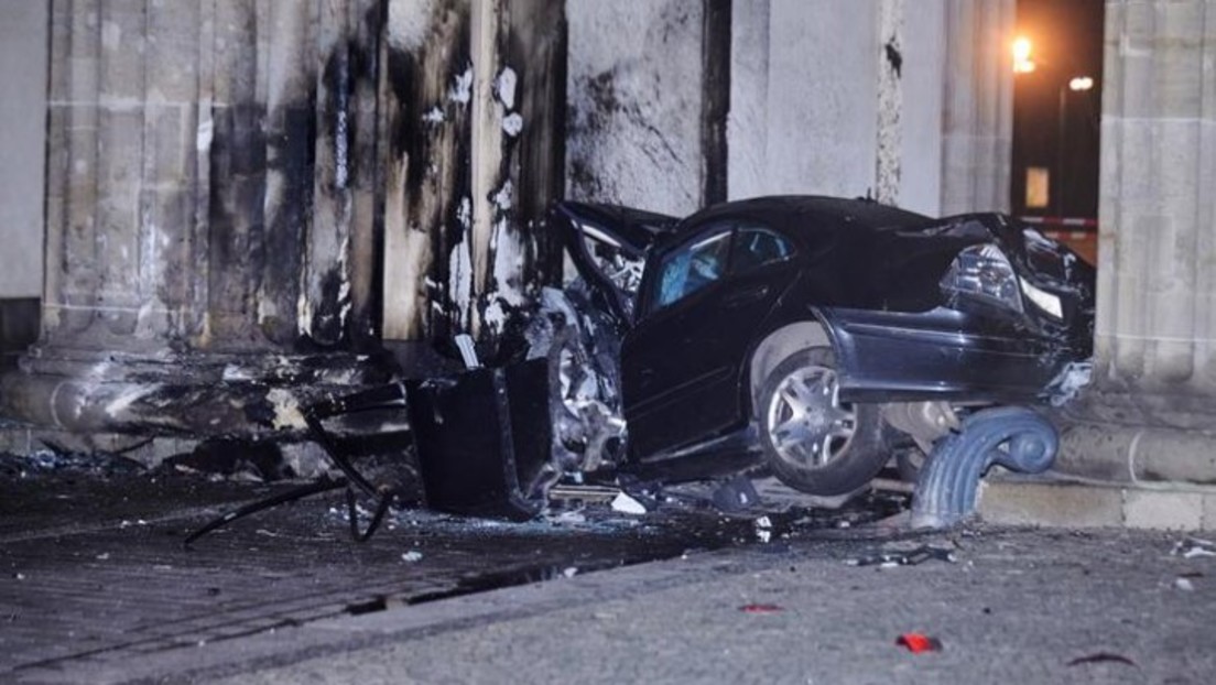 Auto rast in Brandenburger Tor: Totalschaden und toter Fahrer
