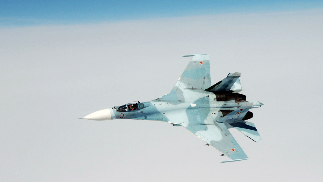 Spionage verhindert: Russischer Su-27-Jäger zwingt deutsches Aufklärungsflugzeug zum Abdrehen