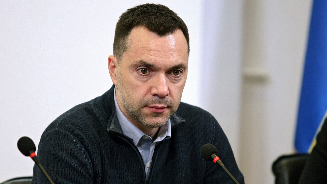 Über die Wahrheit gestolpert? Selenskij-Berater Arestowitsch reicht Rücktritt ein