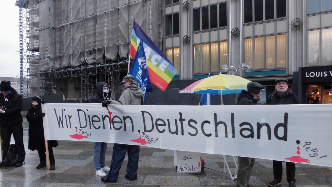 Friedensaktivisten protestieren gegen Einsegnung von Militärs im Kölner Dom