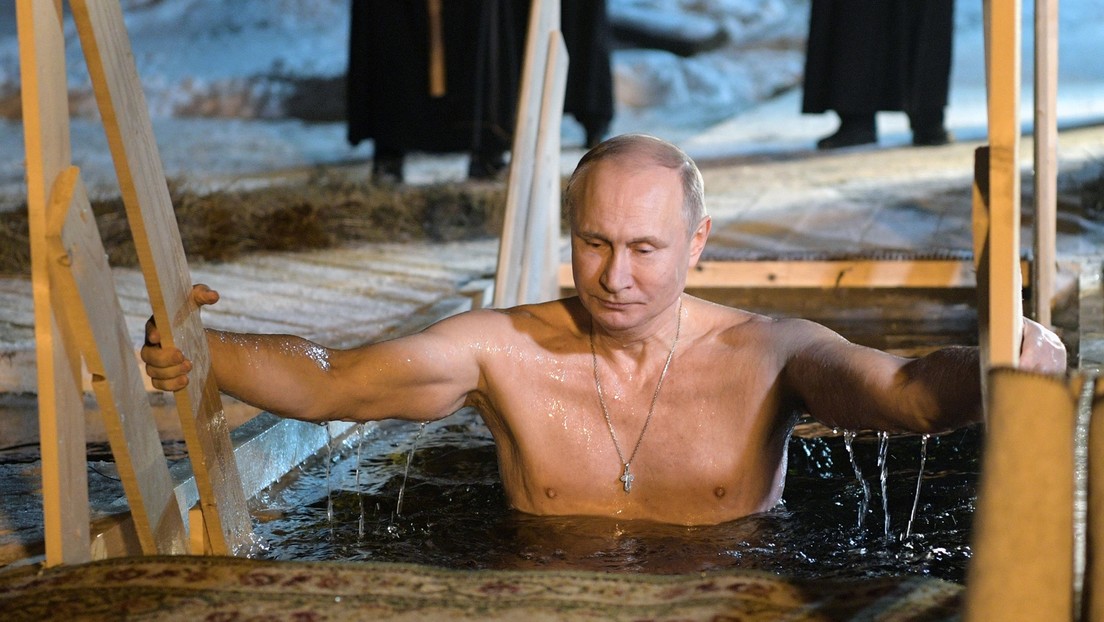 Heiliges Eisbaden in Russland: Putin nimmt traditionelles Bad in Eisloch