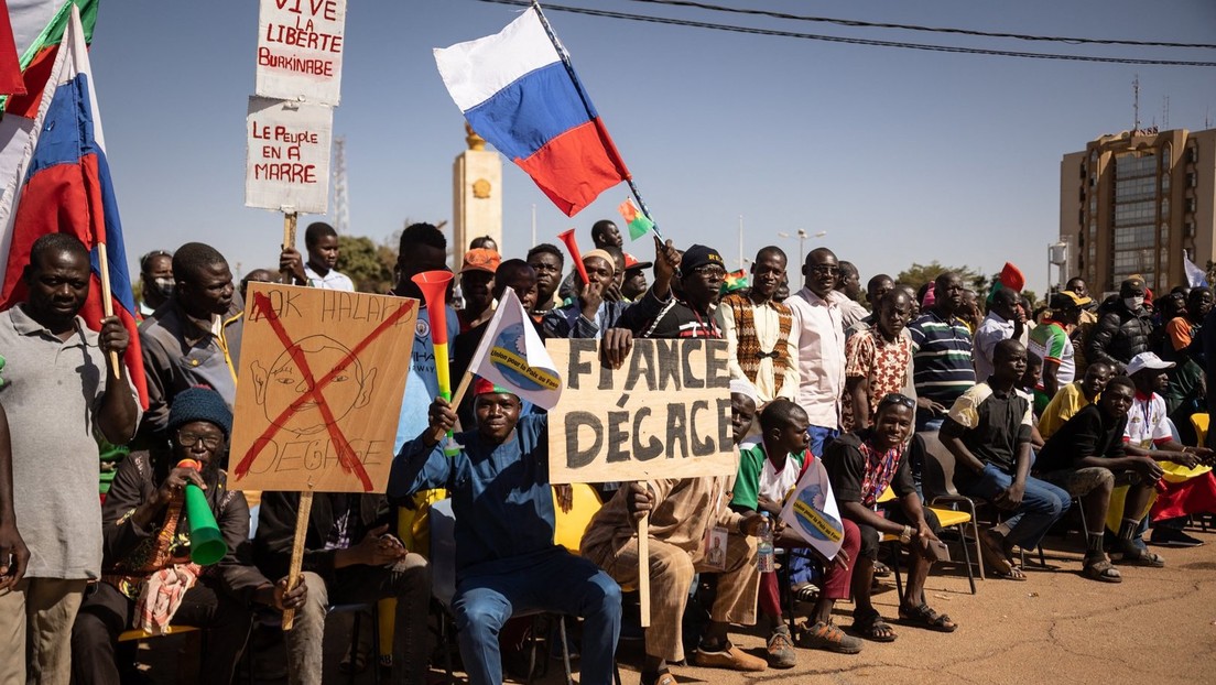 Burkina Faso wirft französische Truppen raus – Demonstranten schwenken russische Fahnen
