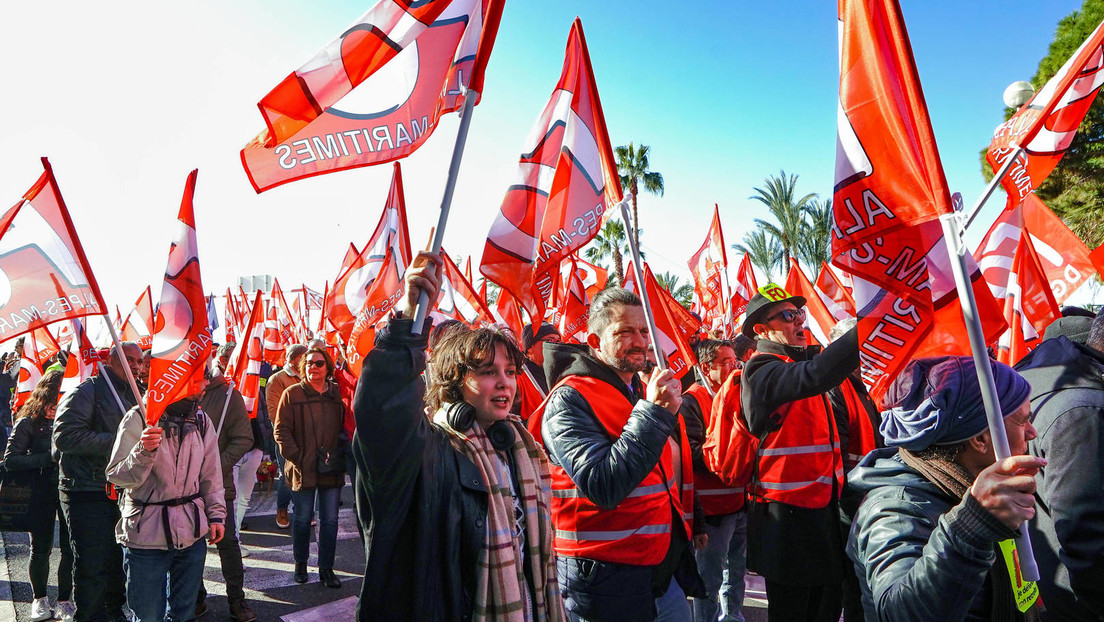 Proteste gegen Macrons Rentenreform legen Frankreich lahm