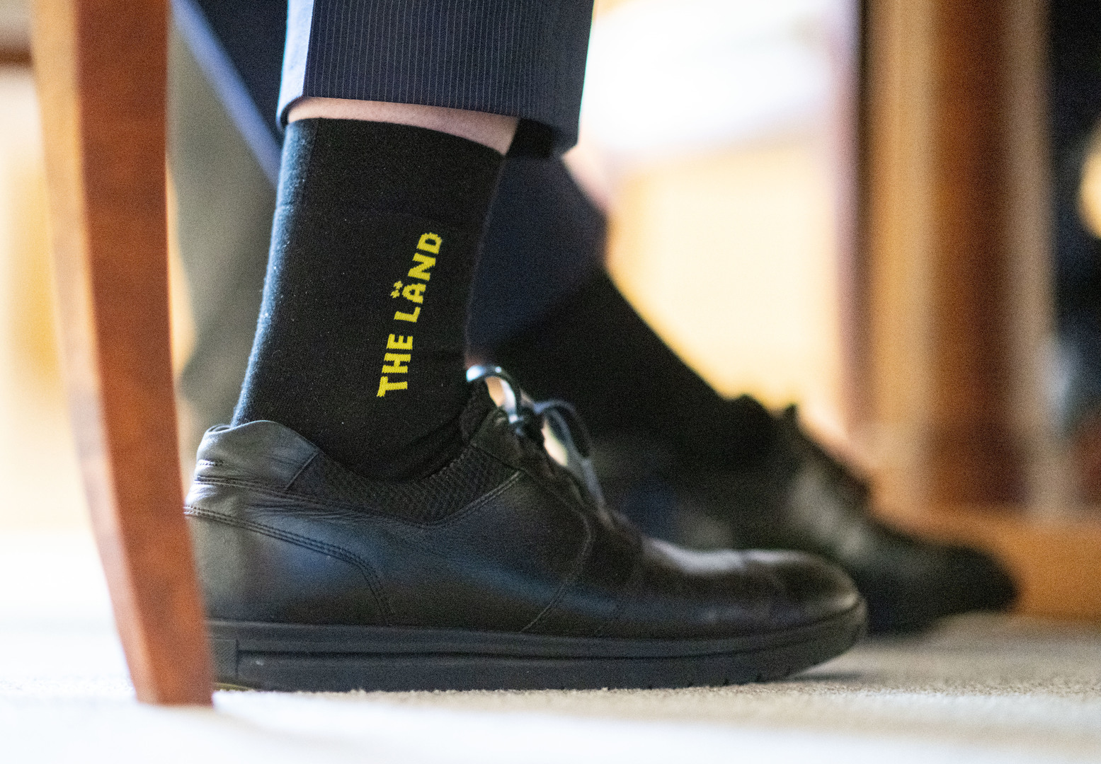 "Gutes Deutsch ohne Anglizismen" forderte Kretschmann im dpa-Interview am 21. Dezember 2022 und trug dabei Socken mit der Inschrift "The Länd".