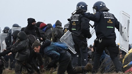 70 Polizisten in Lützerath verletzt – Aktivisten prangern Polizeigewalt an (Videos)