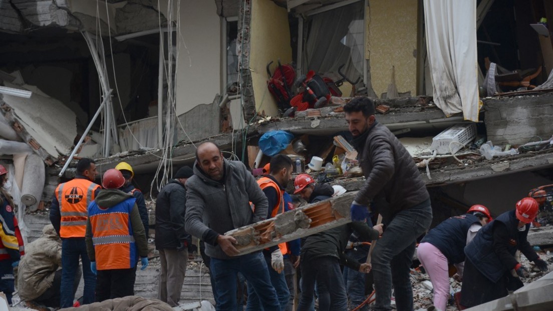 Zahl der Toten nach Erdbeben steigt auf mehr als 1.100 in der Türkei und 800 in Syrien
