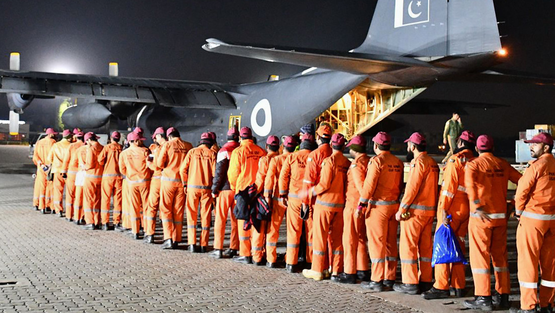 Helfer aus Pakistan besteigen Flugzeug