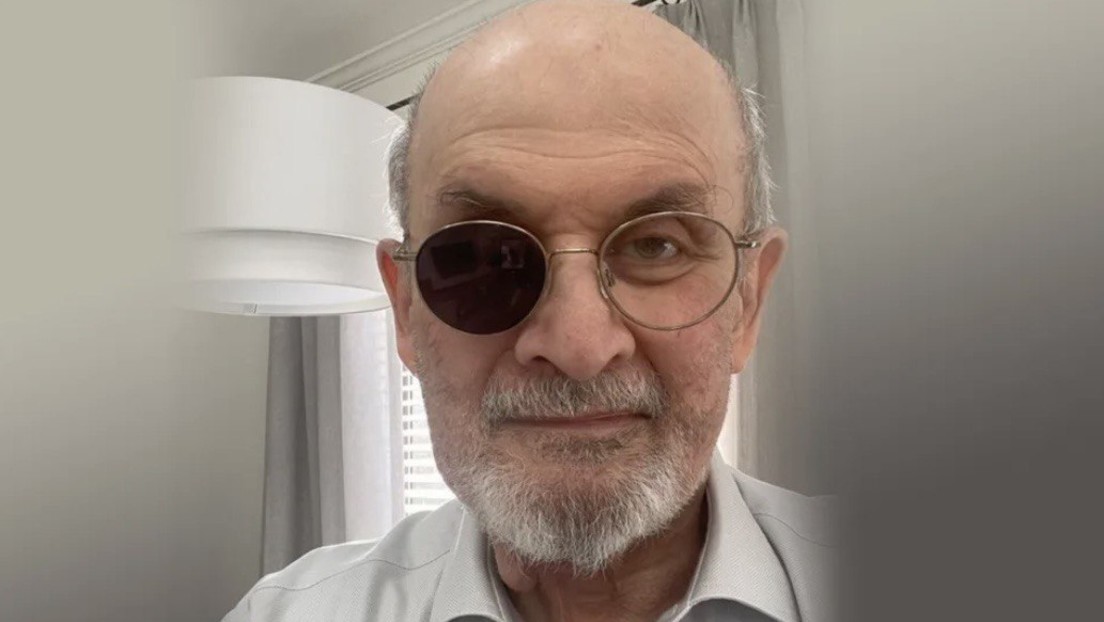 Auf einem Auge blind: Salman Rushdie zeigt sich erstmals nach Anschlag