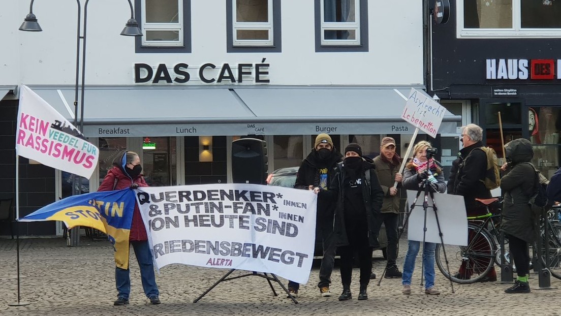 Polizei erlaubt den Gesang "Querdenker klatschen" auf Demonstration
