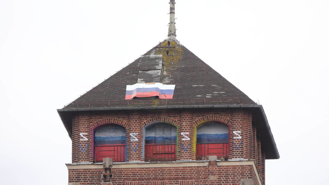 Agent Provocateur? Ukrainer soll Russland-Flagge und Z-Symbole am Potsdamer "Kreml" angebracht haben