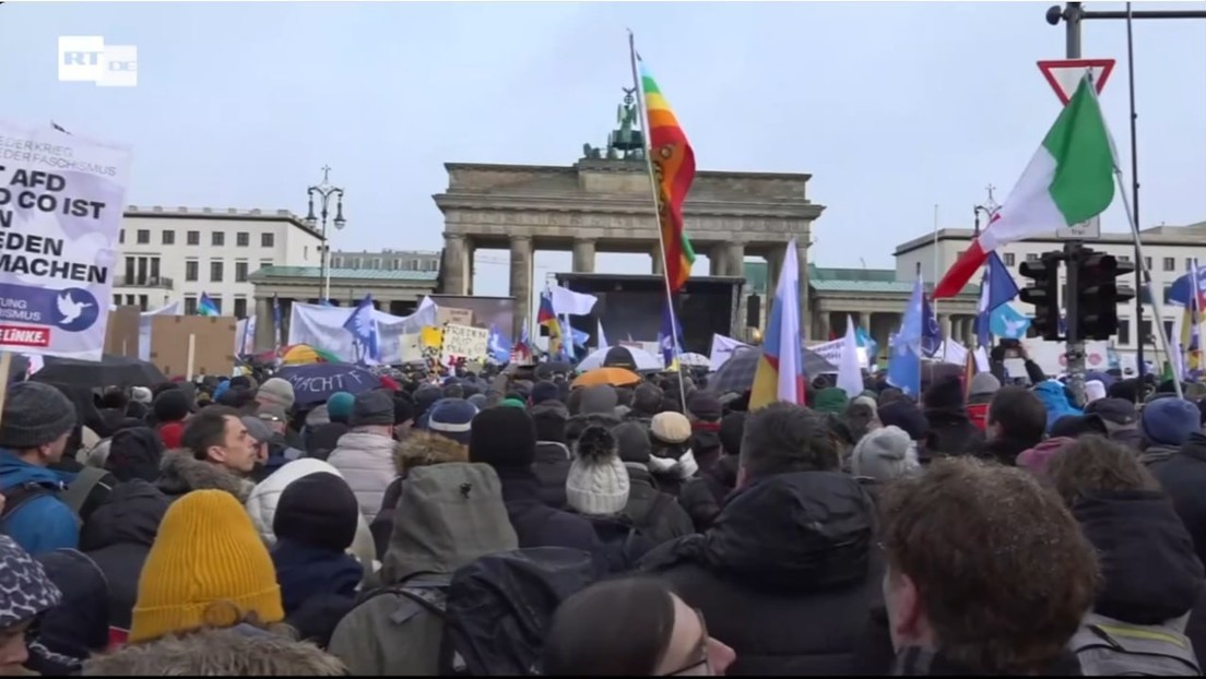 LIVE aus Berlin: Wagenknecht-Schwarzer-Demo "Aufstand für den Frieden"