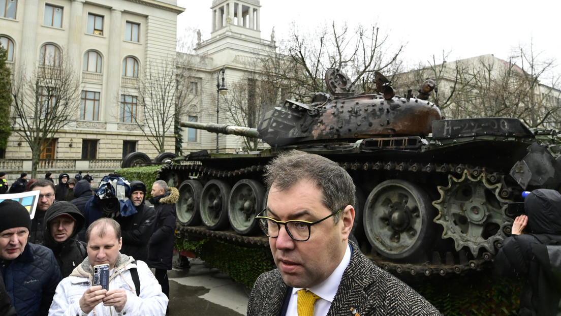 Vandalen zerstören niedergelegte Blumen am Panzer gegenüber der russischen Botschaft