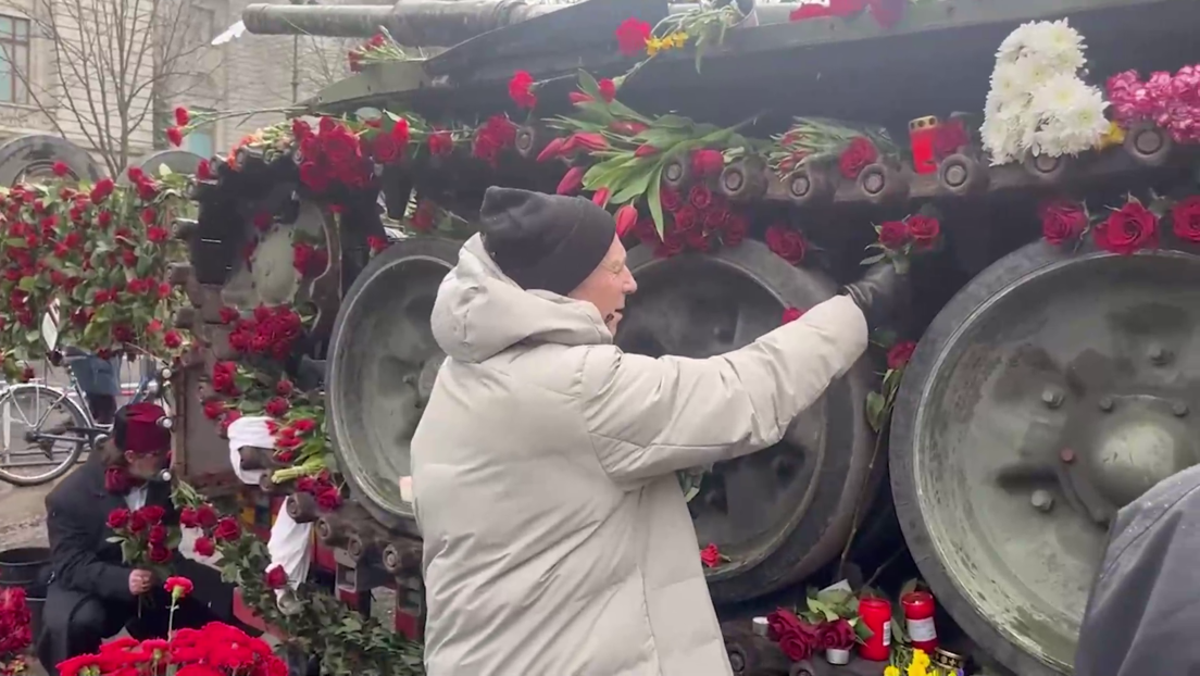 Russische Botschaft in Berlin stellt klar: "Haben nichts mit Blumenniederlegung am Panzer zu tun"
