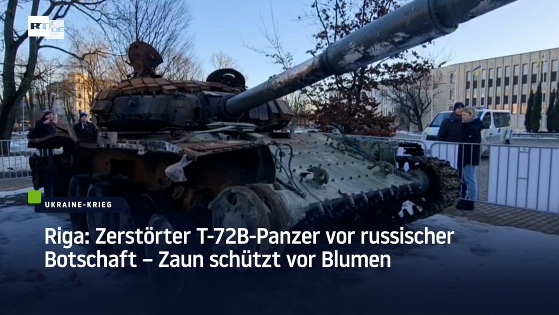Riga: Zerstörter T-72B-Panzer vor russischer Botschaft – Zaun schützt vor Blumen