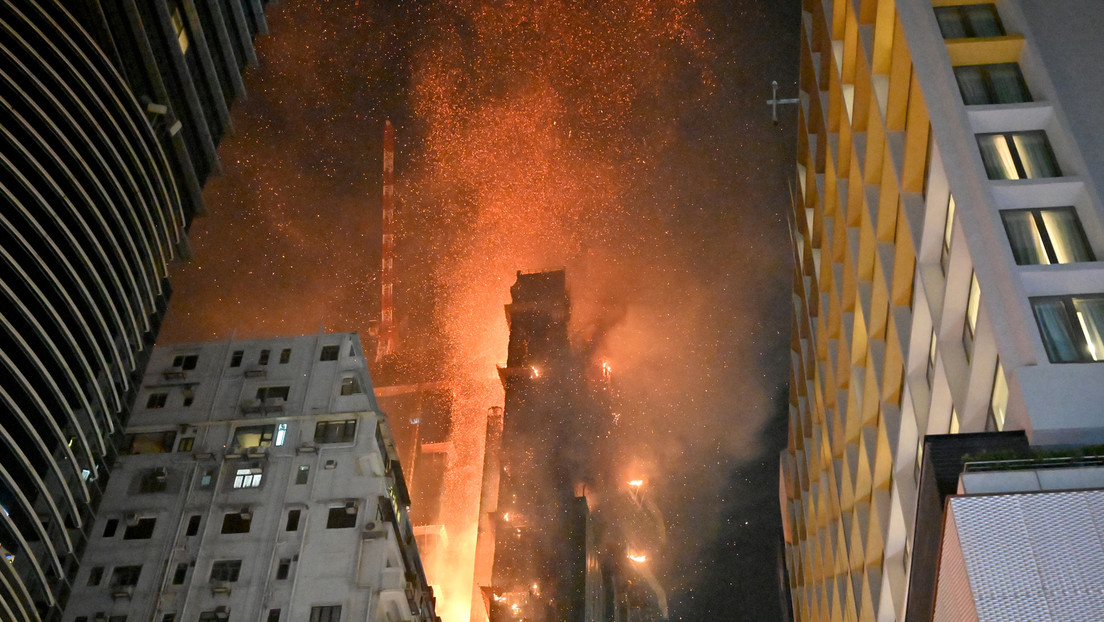 Großbrand in Hongkong: Hochhaus steht in Flammen