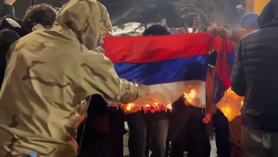 Tiflis: Regierungskritische Protestformen mit ukrainischen "Anleihen" – Russische Flagge verbrannt