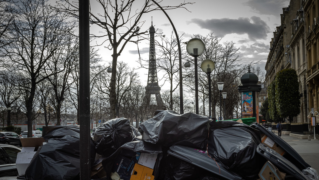 Rubbish floods the streets of Paris: Striking rubbish collectors demand the reversal of the pension reform