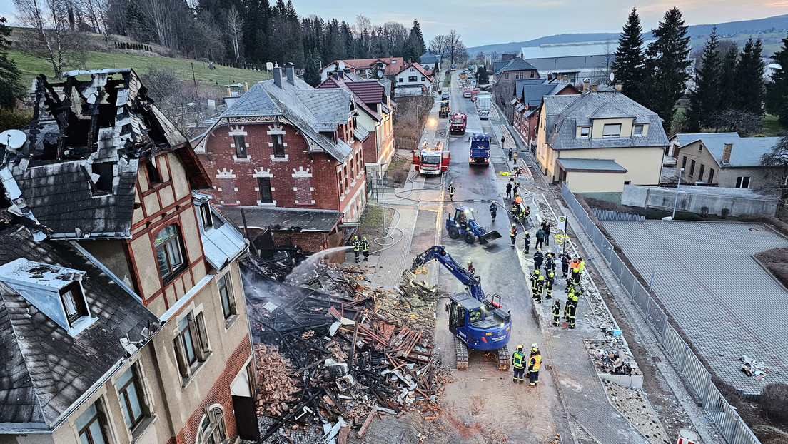 Mehrfamilienhaus in Sachsen explodiert: Mehrere Häuser abgebrannt, Hauseigentümer verschüttet