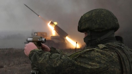 Liveticker Ukraine-Krieg: Russische Soldaten zerstören ukrainischen Konvoi bei Sewersk