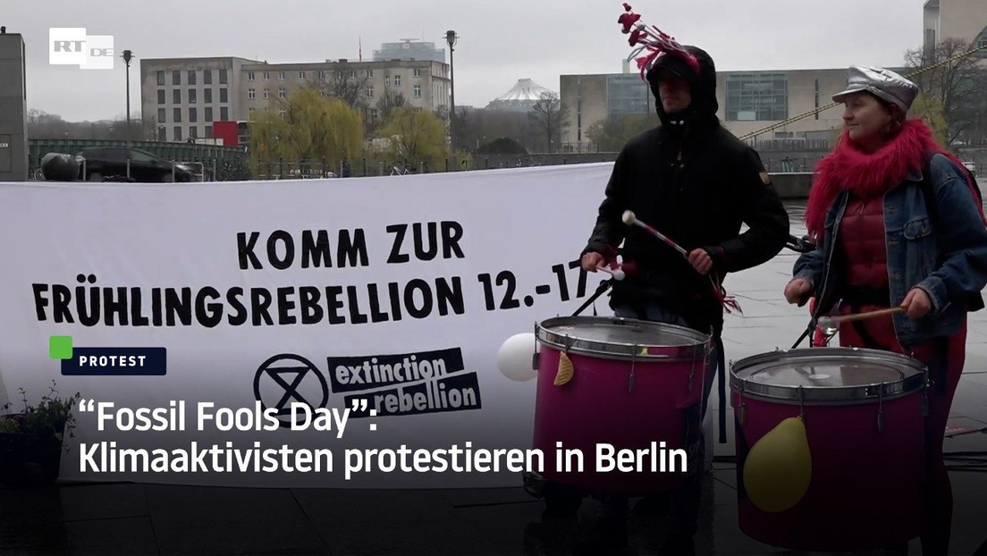 "Fossil Fools Day": Klimaaktivisten protestieren in Berlin