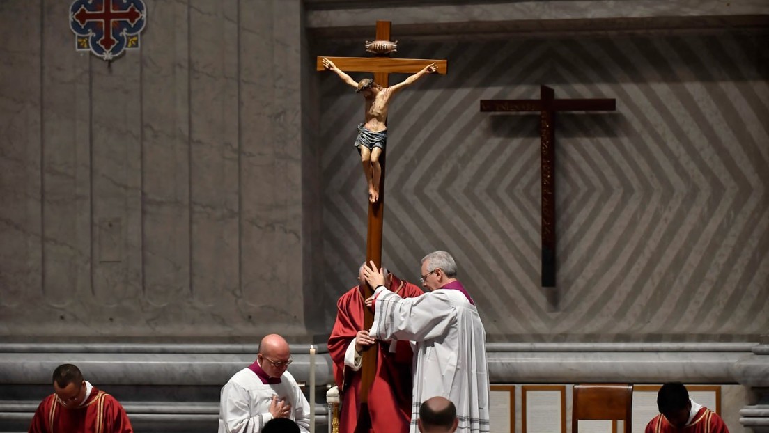LIVE: Osternacht – Papst Franziskus leitet feierliche Messe im Petersdom