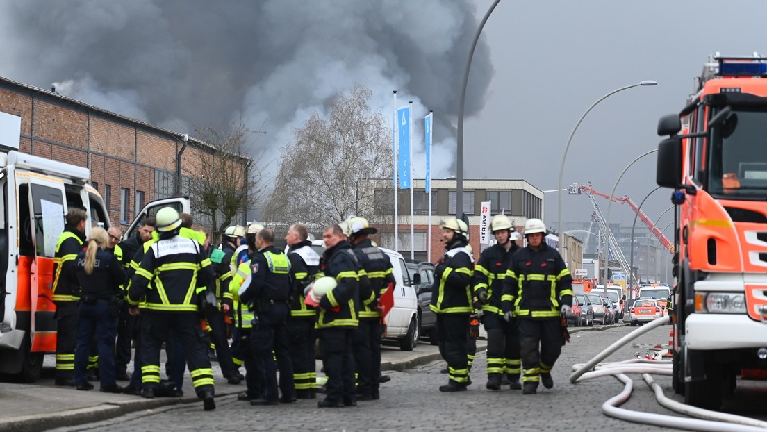 Großbrand in Hamburg: Feuerwehr warnt vor giftiger Rauchwolke