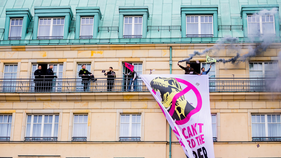 Berlin: "Klima-Aktivisten" beschmieren Gebäude und inszenieren Protest-Aktion im Hotel Adlon