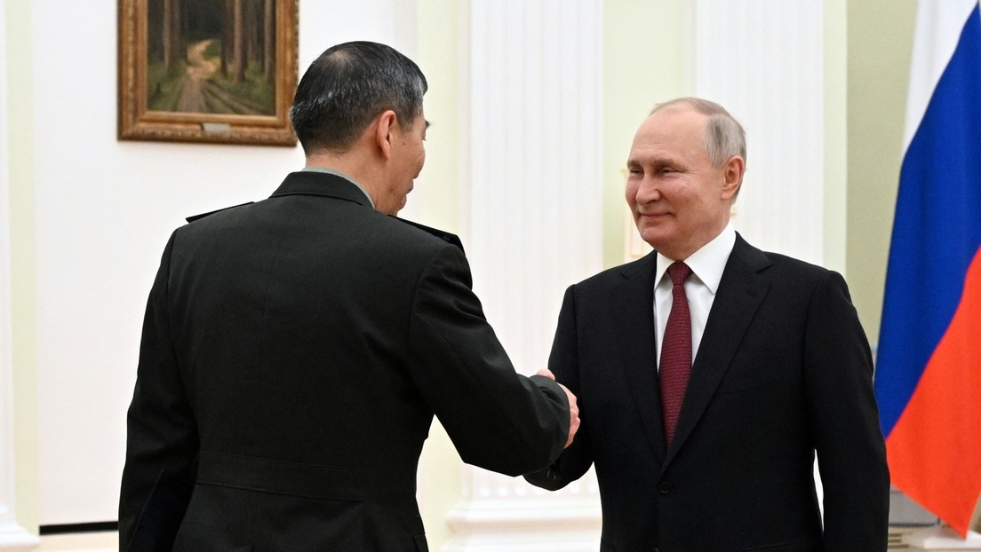 Bericht: Putin zeigte den USA den Mittelfinger, als er sich mit Chinas Verteidigungsminister traf