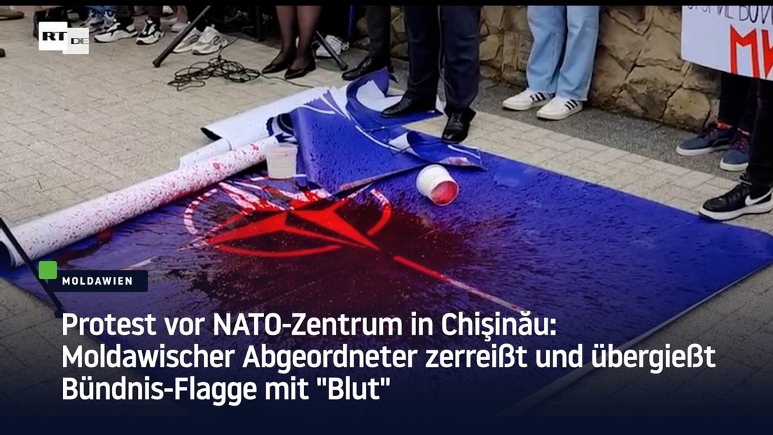 Protest in Chişinău: Moldawischer Abgeordneter zerreißt und übergießt NATO-Flagge mit "Blut"