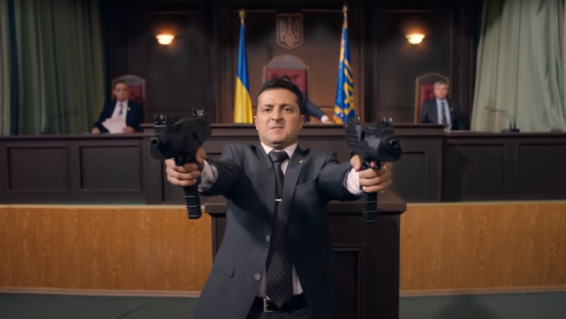 "Ich weiß, wie man schießt": Selenskij erklärt, warum er eine Waffe trägt