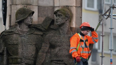 Auslöschung der Geschichte: Russische Denkmäler werden in Europa geschändet und abgerissen