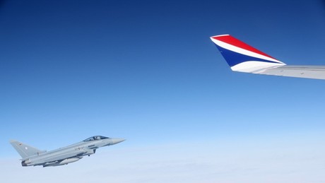 Britische und deutsche Militärflieger fangen russische Flugzeuge über der Ostsee ab