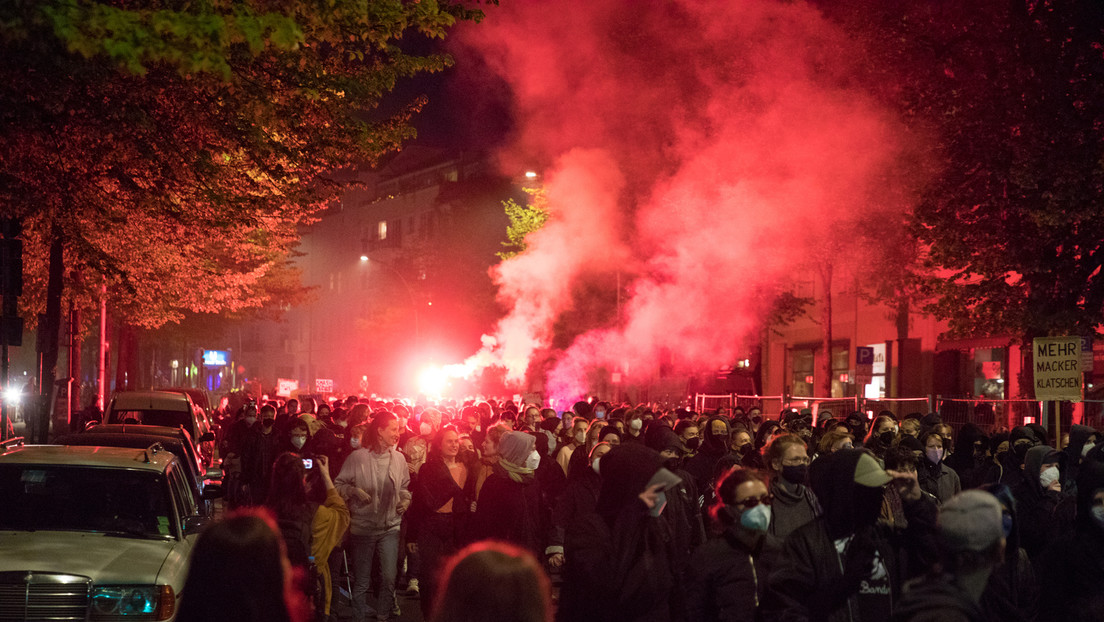 Flaschen und Pyrotechnik: Walpurgisnacht in Kreuzberg