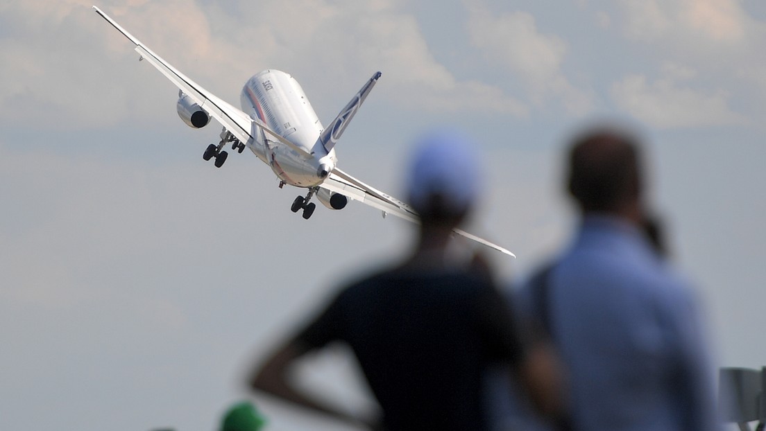 Rostec-Chef: Flugzeug Suchoi Superjet New soll komplett aus russischen Teilen bestehen