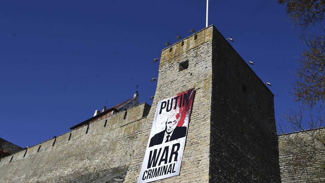 Tag des Sieges an EU-Grenze: Konzert in Russland, Anti-Kriegs-Plakat in Estland