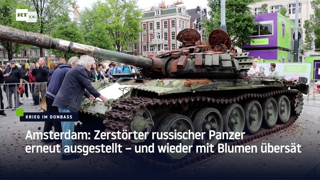 Amsterdam: Zerstörter russischer Panzer erneut ausgestellt – und wieder mit Blumen übersät