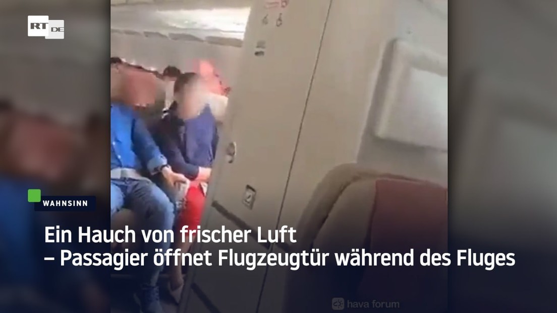 Ein Hauch von frischer Luft – Passagier öffnet Flugzeugtür während des Fluges