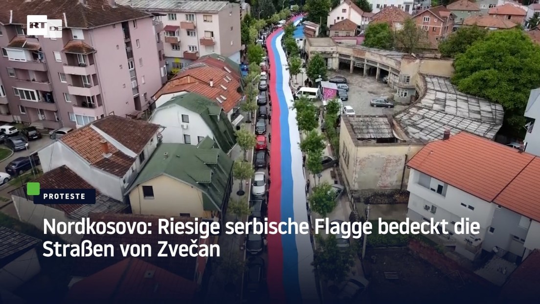 Nordkosovo: Riesige serbische Flagge bedeckt die Straßen von Zvečan