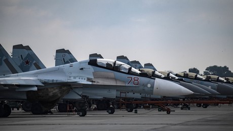 Liveticker Ukraine-Krieg: Russische Luftstreitkräfte greifen ukrainische Stützpunkte an