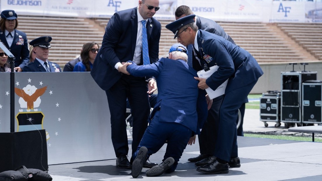 Ein Sandsack im Wege – US-Präsident Biden bei Air-Force-Abschlussfeier gestürzt