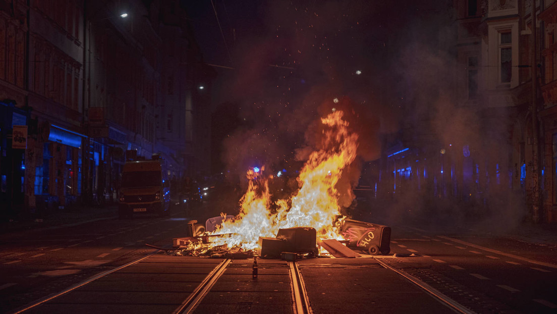 "Tag X" in Leipzig: Brennende Barrikaden, Festnahmen und Pokalsieg