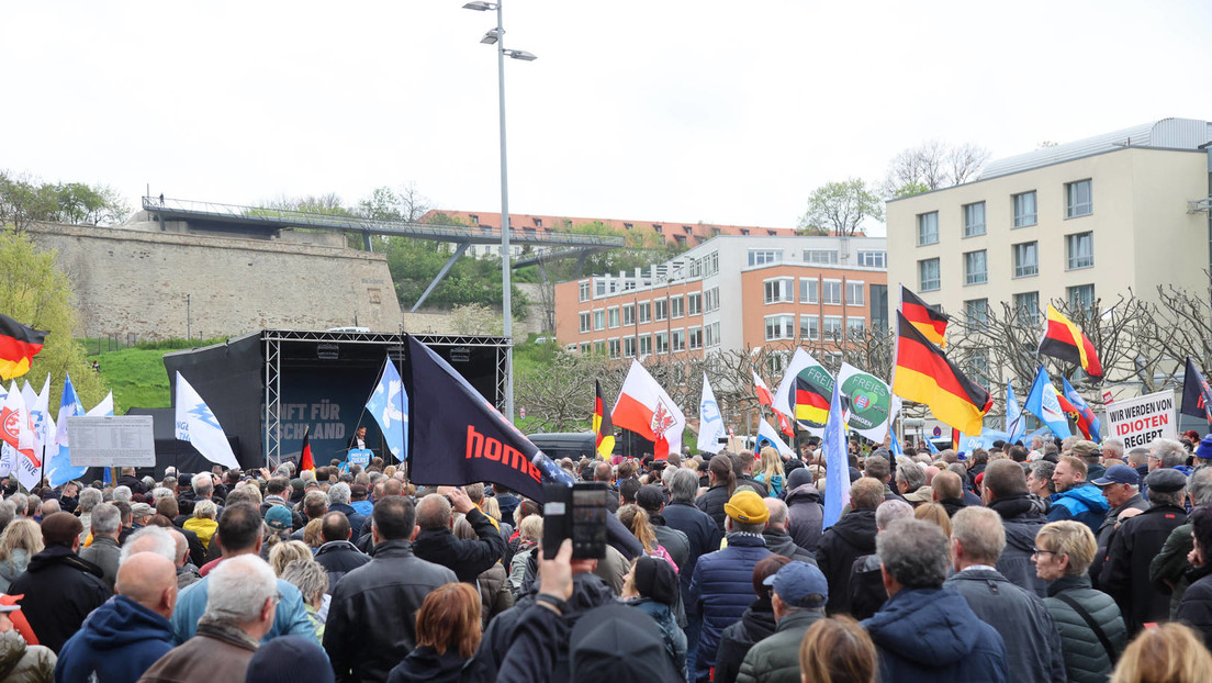 Umfrage: "Abgehängt" – Ostdeutsche unzufrieden mit "Demokratie" und Staat