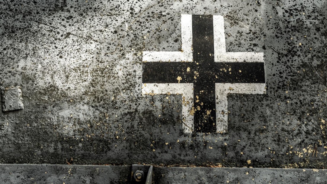 Deutscher Panzer mit "Nazi-Symbol" auf dem Schlachtfeld in der Ukraine erwischt