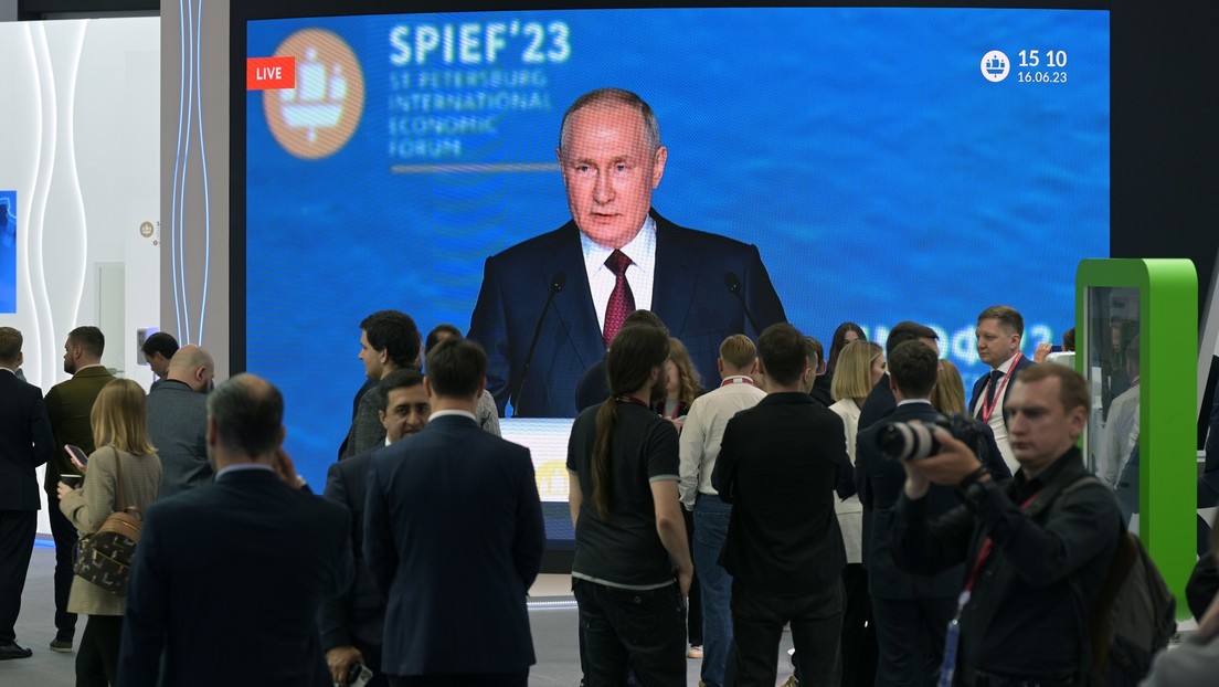 Putin: Trotz Schwierigkeiten bleibt Russland unter den größten Volkswirtschaften der Welt