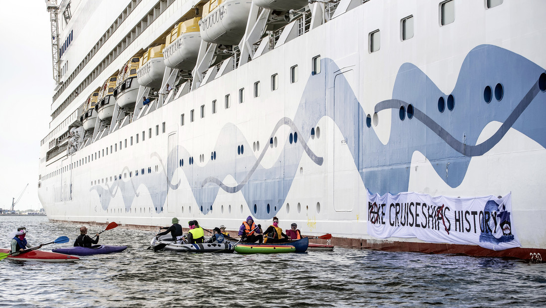 Rostock: "Klima-Aktivisten" blockieren Kreuzfahrtschiff
