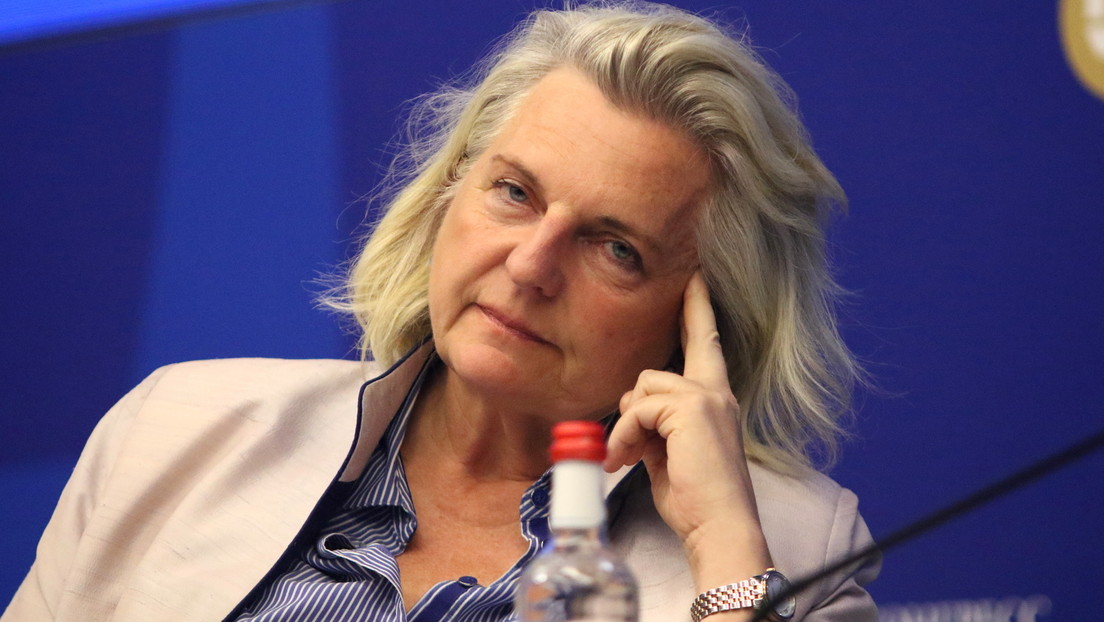 "Putinnähe":  Karin Kneissl könnte österreichische Staatsbürgerschaft verlieren