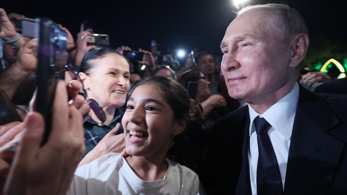 Trotz epidemiologischer Maßnahmen: Putin spricht eng mit Einwohnern von Derbent