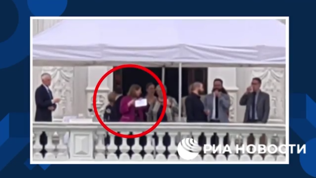 US-Botschafterin in Moskau sendet dem Kreml geheime Zeichen vom Balkon der britischen Residenz